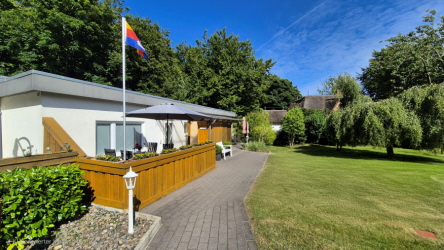 Eine geschützte Südterrasse gehört ebenso zum Appartement "Hase" mit großem Schirm, Gartenmöbeln und auch Grill. Die kleine Anlage besteht aus 6 Bungalow-Appartements auf einem parkähnlichen Grundstück. Eine geschützte Südterrasse gehört ebenso zum Appartement "Hase" mit großem Schirm, Gartenmöbeln und auch Grill. Die kleine Anlage besteht aus 6 Bungalow-Appartements auf einem parkähnlichen Grundstück.